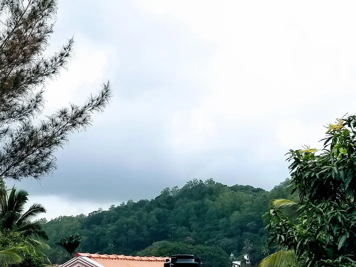 Crystal Lake Resort Κάντι 3*,